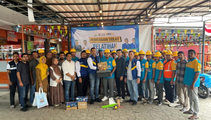 KNPI Aceh Serahkan Tool Kit Untuk Peserta Pertukangan
