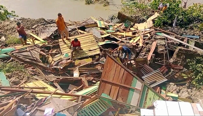 Erosi Sungai Silau, Tiga Rumah Roboh
