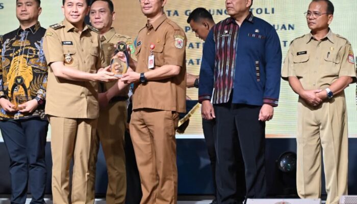 KI Sumut Berikan Penghargaan Informatif Kepada Pemkab Humbahas