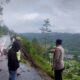 PERSONEL Polres Simalungun saat melakukan pengamanan di lokasi ruas jalan yang longsor di Purba Saribu (Panatapan Haranggaol) Kelurahan Haranggaol, Kec. Haranggaol Horisan, Kab. Simalungun, Rabu (11/12) sore. Waspada/ist