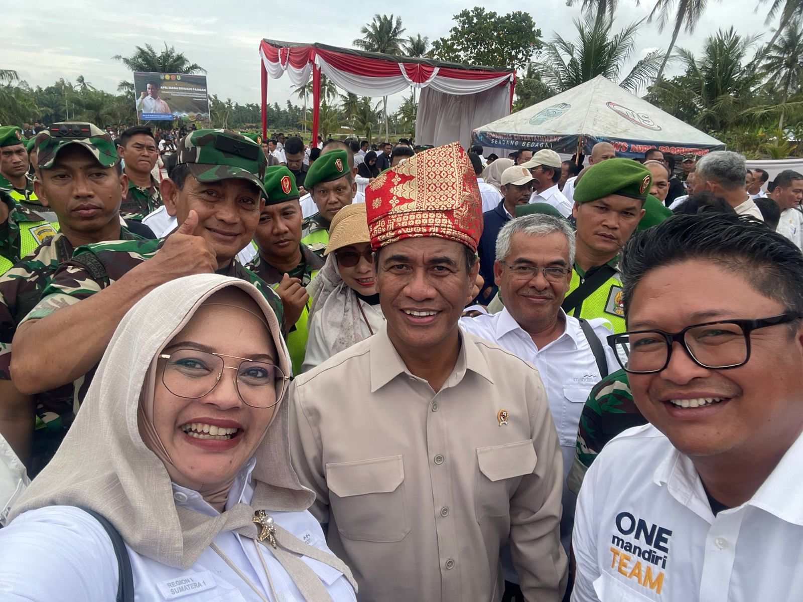 Regional CEO Kanwil I /Sumatera 1 Bank Mandiri M. Ashidiq Iswara bersama Regional Credit & Consumer Head, Syafrin Aminullah T dan Government Business Head Mandiri Sumatera 1, Malhind Desianty saat mendampingi Menteri Pertanian Republik Indonesia Andi Amran Sulaiman saat kunjungan kerja di Sumatera Utara.