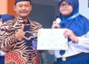 Kepala SMPN 27 Jakarta Kalungkan Medali Ke Siswa Berprestasi Pada Kompetisi ISIF 2024