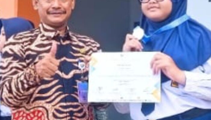 Kepala SMPN 27 Jakarta Kalungkan Medali Ke Siswa Berprestasi Pada Kompetisi ISIF 2024