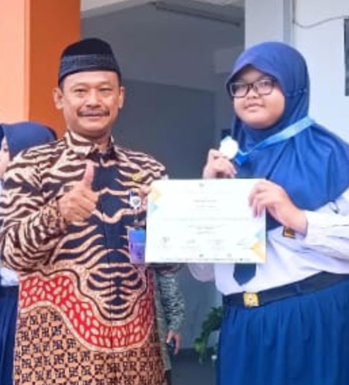 Kepala SMPN 27 Jakarta Kalungkan Medali Ke Siswa Berprestasi Pada Kompetisi ISIF 2024