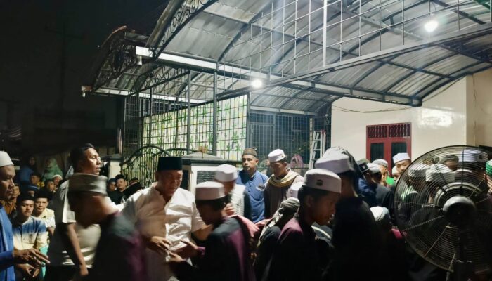 Warga Dan Santri Doakan Almarhumah Istri M Dahnil Ginting