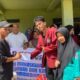 Mahasiswa Prodi PPKn FKIP UM Tapsel, menyerahkan bantuan untuk korban bajir kepada Kepala Desa Siumjam Yusuf Pulungan (kiri) disaksikan Ka.Prodi PPKn FKIP UM Tapsel, Fajar Padly Batubara, SH, MM, Rabu (11/12/2024).Waspada/ist