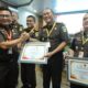 ASPIDSUS Kajatisu saat menyerahkan piagam kepada Kajari Karo dalam Penanganan Perkara Tindak Pidana Korupsi Kategori Kejaksaan Negeri Type B Sewilayah Kejatisu. Waspada/Ist.