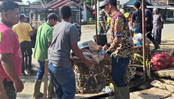 Forkopimcam Peunaron Kompak Angkat 10 Ton Sampah Diangkut Ke TPA