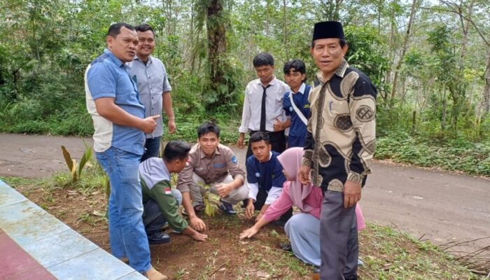 UGN Padangsidimpuan Hijaukan Lingkungan Kampus