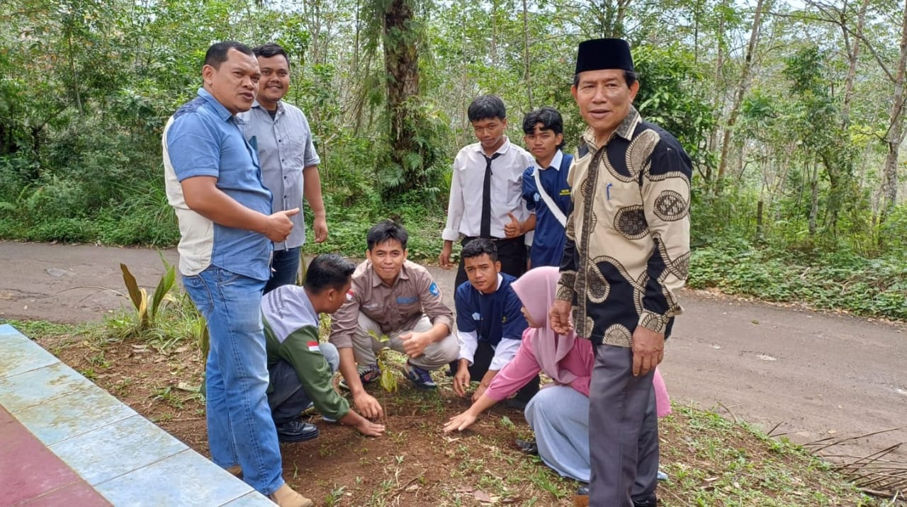 UGN Padangsidimpuan Hijaukan Lingkungan Kampus