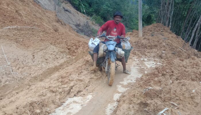 Jalan Lingkar Penghubung 3 Kecamatan Di Agara Masih Tertimbun Longsor