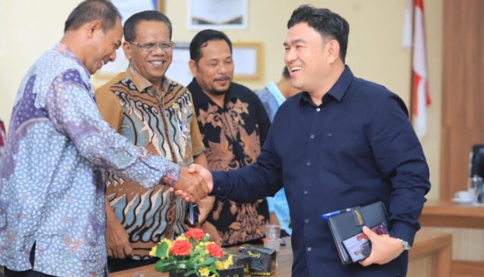 Almuniza Kamal Dan Filosofi “Gelas Setengah Penuh”