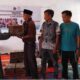 MAHASISWA dan dosen Prodi Matematika FKIP UM Tapsel, saat menyerahkan bantuan Kepala Desa Hutabaru, Sosopan, Palas, Safran Siregar untuk diberikan kepada warga yang ditimpa bencana alam tanah longsor pada 8 Desember 2024. Waspada/Ist