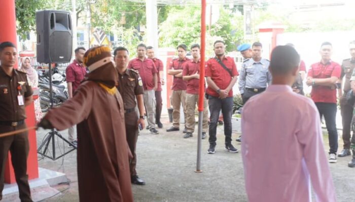 Kejari Bireuen Cambuk Delapan Pelanggar Qanun