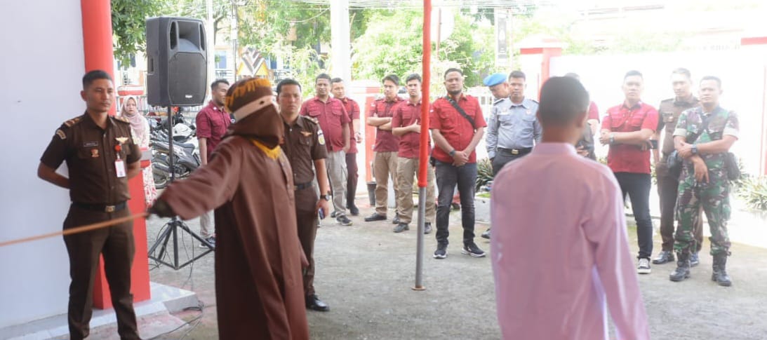 Kejari Bireuen Cambuk Delapan Pelanggar Qanun