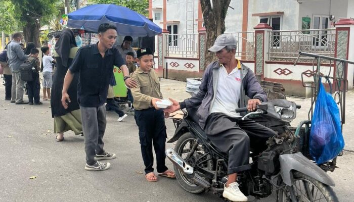 SD 2 Muhammadiyah Langsa Gelar Muhada Berbagi, Bagikan Nasi Kotak Ke Masyarakat
