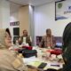 KEPALA BPJS Ketenagakerjaan Cabang Padangsidimpuan, Eris Aprianto (pegang mic) sedang menjelaskan upaya optimalisasi program Jamsostek di Tapsel pada rapat Monitoring Dan Evaluasi Ekosistem Desa di Ruang Rapat Kantor BPJS Ketenagakerjaan, Jl.Raja Inal Siregar, Batunadua, Padangsidimpuan, Jumat (13/12/2024). Waspada/ist