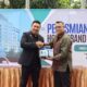 Penyerahan Plakat SPKLU dari Manager UP3 Medan, Gebyar Pandito (kiri) kepada General Manager Hotel Grand Mercure Medan, Rachmat Suwandi (kanan) sebagai bentuk apresiasi PLN atas dukungan mewujudkan Net Zero Emission.