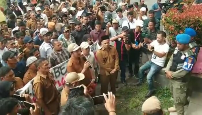 Puncak Kecewa, Kepala Kampong Serahkan Stempel Ke Pj. Wali Kota 