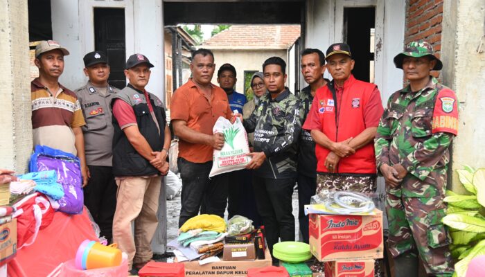 Pemkab Aceh Besar Serahkan Bantuan Untuk Korban Kebakaran Di Ulee Ue