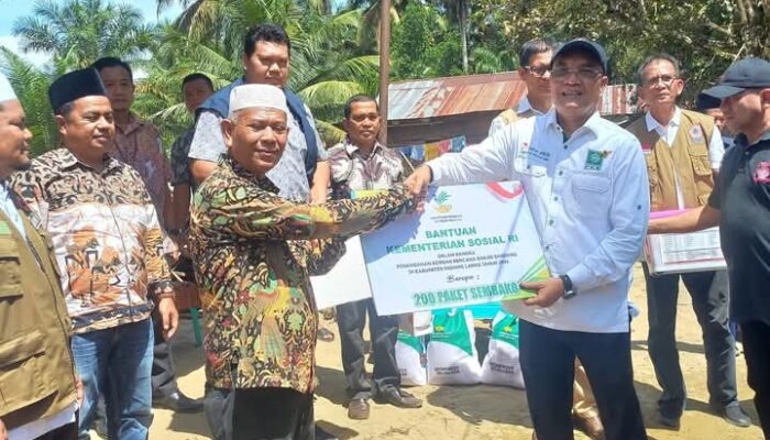 Marwan Dasopang Serahkan Bantuan Kemensos Untuk Korban Banjir Parantonga