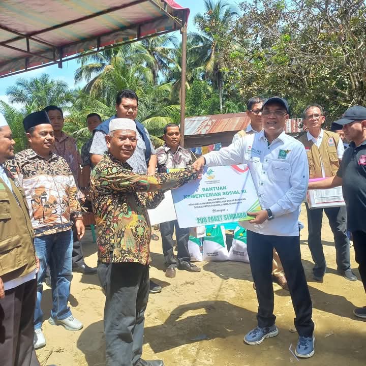 Marwan Dasopang Serahkan Bantuan Kemensos Untuk Korban Banjir Parantonga
