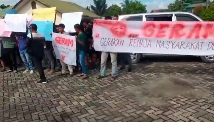 Ratusan Warga Selesai Demo Kantor Camat