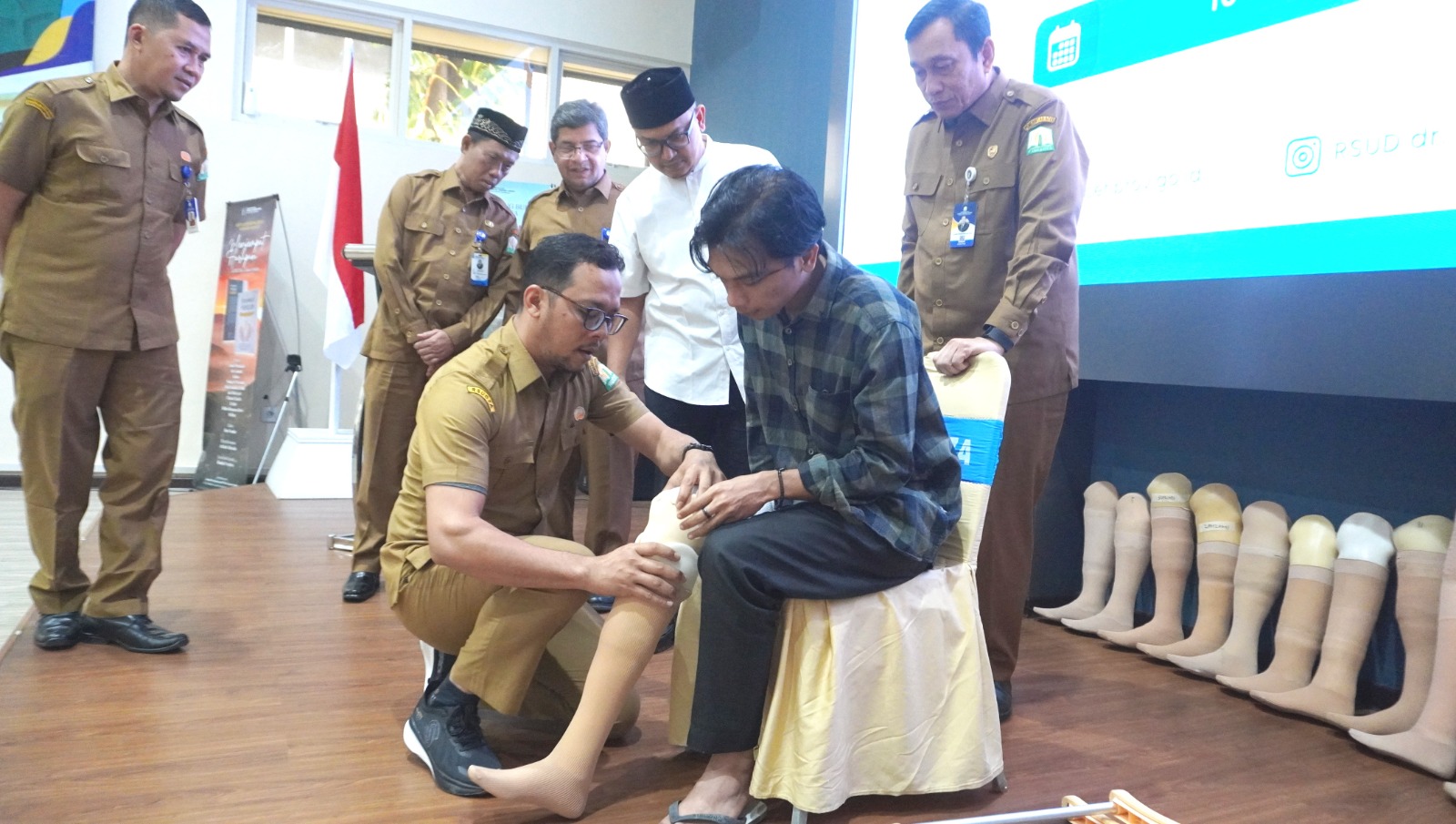 BMA Serahkan Bantuan Kaki Palsu Kepada 20 Mustahik, Total Rp327 juta