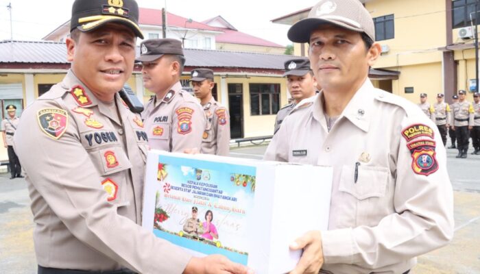 Kapolres P. Siantar Berikan Bingkisan Natal