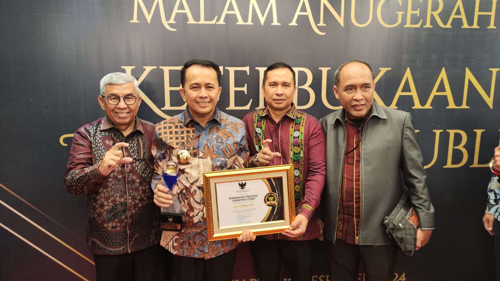 Pj Gubernur Dr Agus Fathoni (dua kiri) berfoto bersama Ketua Komisi Informasi Sumut Dr Abdul Harris Nasution (kiri), Wakil Ketua Komisi Informasi Sumut Eddy Syahputra MSi (kanan) dan Komisioner Komisi Informasi Sumut Bidang Penyelesaian Sengketa Informasi Muhammad Safi'i Sitorus M Ikom usai menerima penghargaan Keterbukaan Informasi yakni Predikat Informatif Tahun 2024 di Hotel Movenpick Jakarta, Selasa (17/12/2024). Waspada/ist