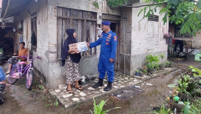 Satpolairud Bagi-bagi Sembako Ke Warga Pesisir Kurang Mampu