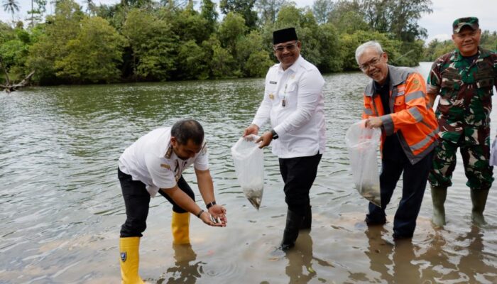 Dukung Pertambangan Berwawasan Lingkungan, Pj Gubenur Lepas Bibit Ikan Dan Tanam Pohon