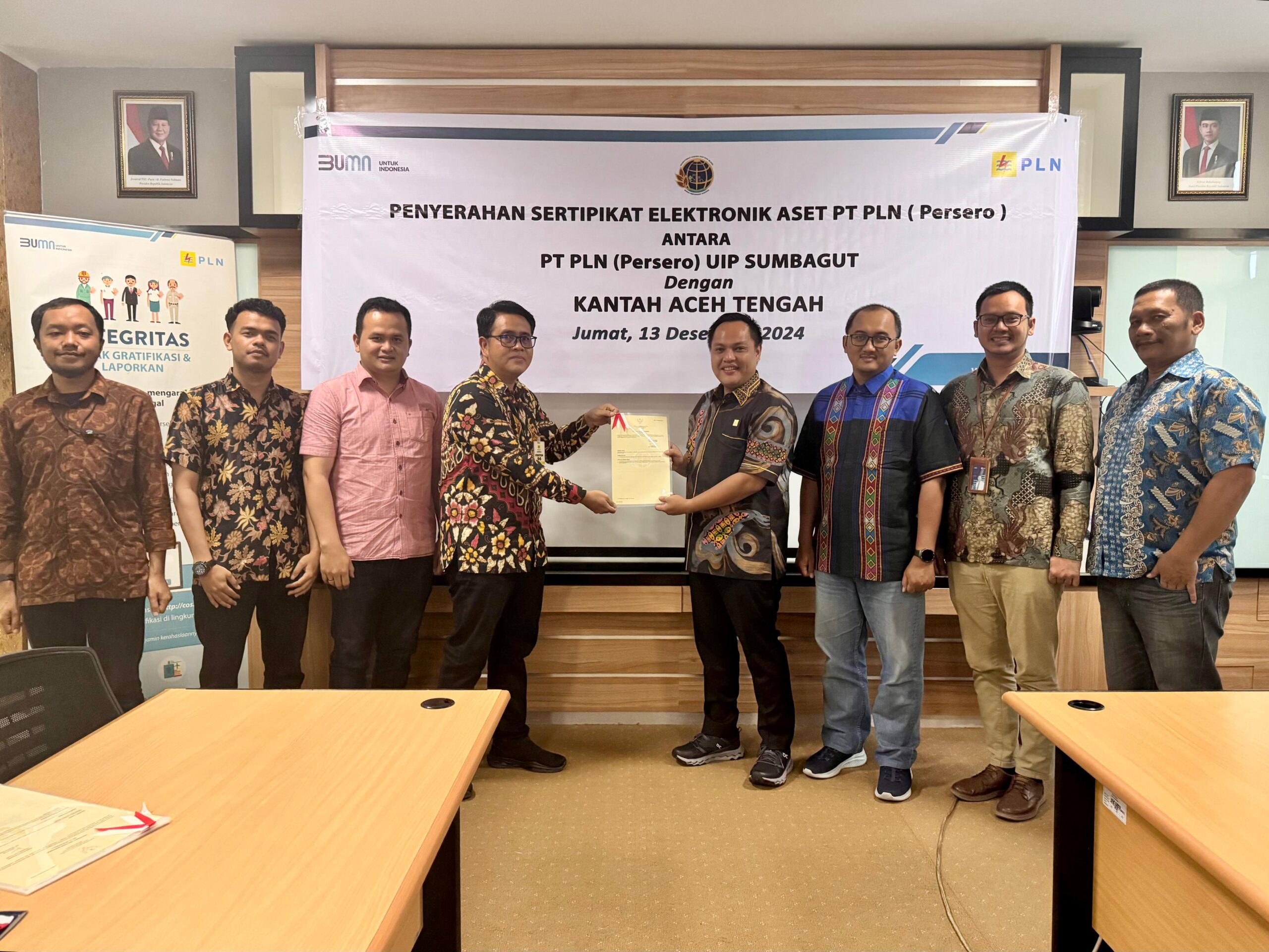 Kantah Aceh Tengah kembali menyerahkan 34 Sertipikat HGB Elektronik kepada PLN UIP SBU dalam prosesi yang berlangsung di Kantor PT PLN (Persero) UIP Sumbagut, Jl. Dr. Cipto No.12, Medan, Jumat (13/12/2024).