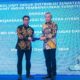 GM PLN UIP SBU Hening Kyat Pamungkas menyerahkan cinderamata kepada Kajati Sumut Idianto, SH, MH usai penandatanganan Perjanjian Kerja Sama (PKS) tentang Koordinasi dalam Pelaksanaan Tugas Pokok dan Fungsi (Tupoksi) yang digelar di Hotel JW Marriot Jl. Putri Hijau No.10 Medan, Kamis, 19 Desember 2024.