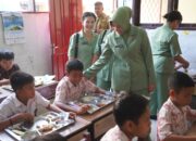 Korem 022/PT Gelar Makan Siang Bergizi Di SDN 122345 Pematangsiantar