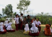 Senyum Pendidikan Di Pelosok Negeri: Babinsa Dan Generasi Emas Aceh Timur