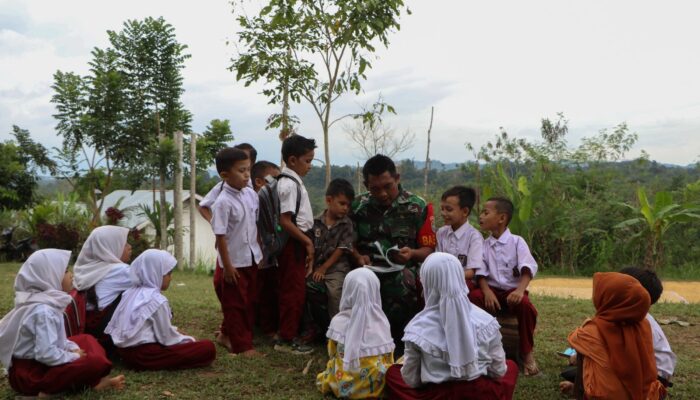 Senyum Pendidikan Di Pelosok Negeri: Babinsa Dan Generasi Emas Aceh Timur