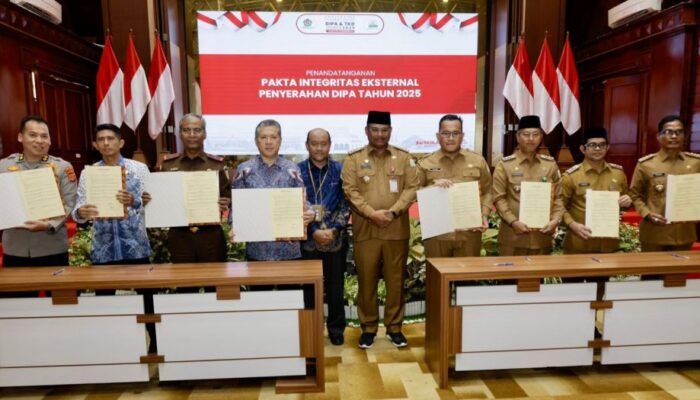 Pj Gubernur Serahkan DIPA Dan TKD 2025, Total Rp46,98 Triliun
