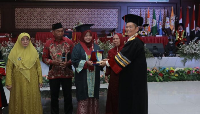 UPMI Medan Wisuda 425 Sarjana Baru