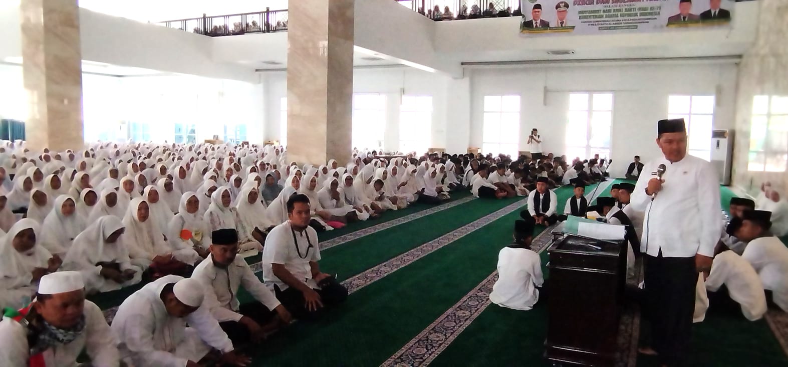 Ribuan Umat Islam Zikir dan Sholawat Akbar Di Masjid Raya Al Abror