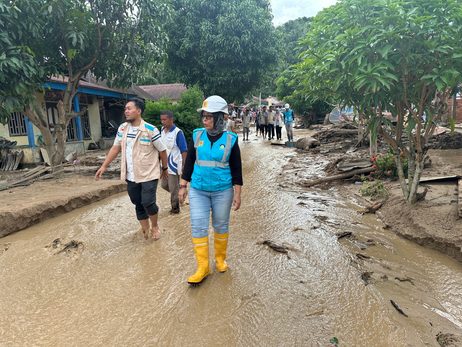 Manager PLN UP3 Padang Sidimpuan, Yessi Indra (kanan) bersama YBM PLN UP3 Padang Sidimpuan, Wiwin Sapta P. (kiri) saat melakukan peninjauan lokasi banjir bandang Tano Tombangan Angkola, Kamis (19/12).