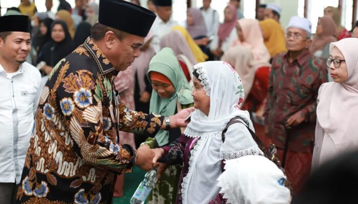 Bupati Madina Salurkan Bantuan ZIS Baznas