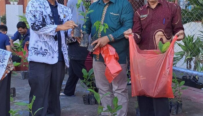 Upaya Penurunan Emisi Global, PGRI Banda Aceh Bagikan 500 Bibit Pohon Untuk 60 Sekolah