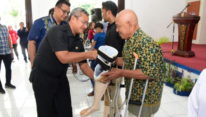 Pj.Bupati Deliserdang Serahkan Bantuan Sosial Pada HKSN