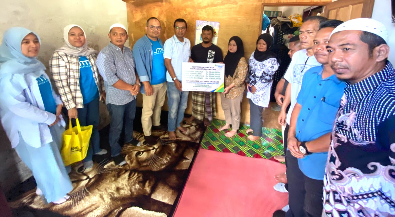 Kepala Kantor BPJS Ketenagakerjaan Cabang Padangsidimpuan, Sumatra Utara, Eris Aprianto (4 kiri) bersama Kepala Badan Kesbangpol Tapsel Hamdi S. Pulungan (5 kiri) saat menyerahkan santunan JKK dan santunan lainnya kepada keluarga petugas Bawaslu di Desa tolang Julu, Kecamatan Sayur Matinggi, Tapsel, Jumat (20/12/2024). Waspada/ist.