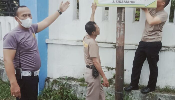 Hindari Kemacetan, Polres P. Siantar Pasang Spanduk Imbauan Dan Petunjuk Arah