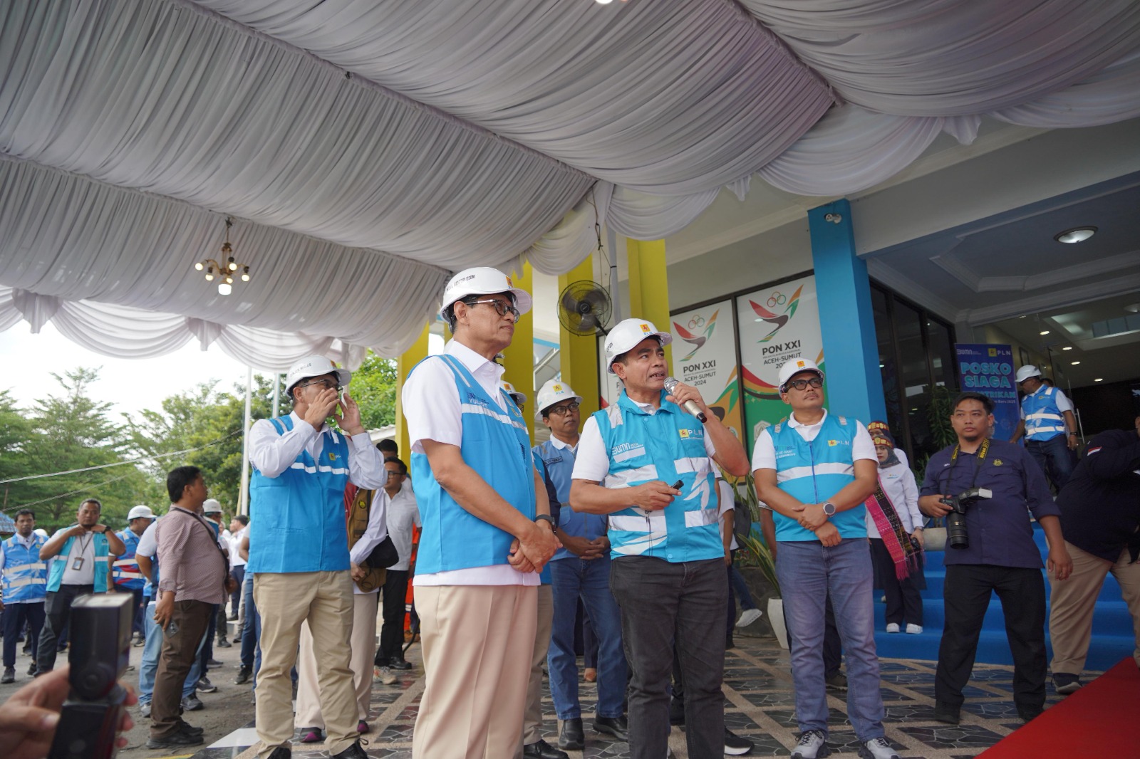 EVP Operasi Distribusi Sumatera Kalimantan, Saleh Siswanto (tengah) saat menjelaskan kondisi kelistrikan kepada Wamen ESDM (kiri), Yuliot Tanjung didampingi General Manager PLN UID Sumatera Utara, Agus Kuswardoyo (kanan).