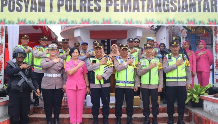 Kapolres P.Siantar Berikan Bingkisan Natal Di Posyan Dan Pospam