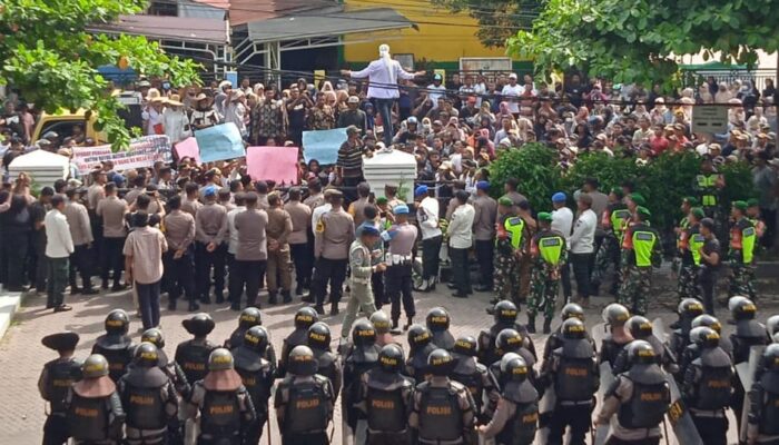 Demo Money Politics, Pengunjuk Rasa Duduki Ruang Sidang DPRK Bireuen