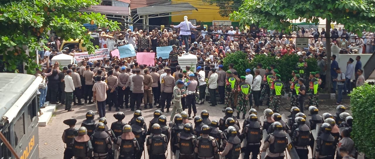 Demo Money Politics, Pengunjuk Rasa Duduki Ruang Sidang DPRK Bireuen